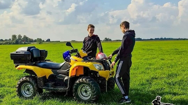 Прокат квадроциклов летом в Суздале. Сервис Ultra Подарки. Подарочный сертификат на прокат квадроциклов летом и зимой в Суздале. Закажите катание на квадроциклах недорого и наслаждайтесь активным отдыхом с друзьями. Выбирайте живописные маршруты для езды на квадроциклах. Сервис UltraPodarki.ru 8800-505-9530. Катание на квадроциклах, Прокат квадроциклов, езда на квадроцикле, прокат квадроциклов Суздаль, катание на квадроциклах Суздаль, Катание на квадроциклах летом, Катание на квадроциклах зимой, Сертификат на катание на квадроциклах 

