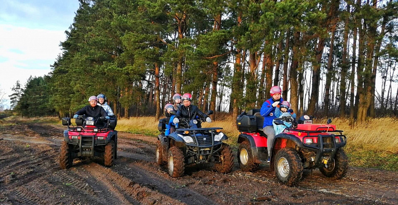 Прокат квадроциклов летом в Суздале. Сервис Ultra Подарки. Подарочный сертификат на прокат квадроциклов летом и зимой в Суздале. Закажите катание на квадроциклах недорого и наслаждайтесь активным отдыхом с друзьями. Выбирайте живописные маршруты для езды на квадроциклах. Сервис UltraPodarki.ru 8800-505-9530. Катание на квадроциклах, Прокат квадроциклов, езда на квадроцикле, прокат квадроциклов Суздаль, катание на квадроциклах Суздаль, Катание на квадроциклах летом, Катание на квадроциклах зимой, Сертификат на катание на квадроциклах 

