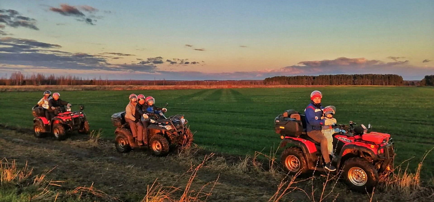 Прокат квадроциклов летом в Суздале. Сервис Ultra Подарки. Подарочный сертификат на прокат квадроциклов летом и зимой в Суздале. Закажите катание на квадроциклах недорого и наслаждайтесь активным отдыхом с друзьями. Выбирайте живописные маршруты для езды на квадроциклах. Сервис UltraPodarki.ru 8800-505-9530. Катание на квадроциклах, Прокат квадроциклов, езда на квадроцикле, прокат квадроциклов Суздаль, катание на квадроциклах Суздаль, Катание на квадроциклах летом, Катание на квадроциклах зимой, Сертификат на катание на квадроциклах 

