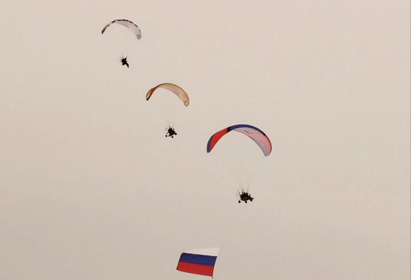 Полёт с инструктором на параплане #в Суздале#. Ultra Подарки. Полёт с инструктором на параплане #в Суздале#. Попробуйте полёт на двухместном параплане над городом. Сервис: UltraPodarki.ru 8 800 505 95 30. Полёт на параплане, полёт на параплане #Суздаль#, полёт с инструктором на параплане #Суздаль#, полёт с инструктором на параплане, параплан #Суздаль#, параплан, парапланеризм #Владимир#, купить параплан #Суздаль#