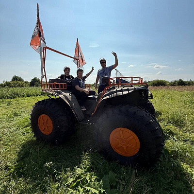 Прокат квадроциклов летом в Суздале. Сервис Ultra Подарки. Подарочный сертификат на прокат квадроциклов летом и зимой в Суздале. Закажите катание на квадроциклах недорого и наслаждайтесь активным отдыхом с друзьями. Выбирайте живописные маршруты для езды на квадроциклах. Сервис UltraPodarki.ru 8800-505-9530. Катание на квадроциклах, Прокат квадроциклов, езда на квадроцикле, прокат квадроциклов Суздаль, катание на квадроциклах Суздаль, Катание на квадроциклах летом, Катание на квадроциклах зимой, Сертификат на катание на квадроциклах 

