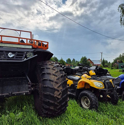 Прокат квадроциклов летом в Суздале. Сервис Ultra Подарки. Подарочный сертификат на прокат квадроциклов летом и зимой в Суздале. Закажите катание на квадроциклах недорого и наслаждайтесь активным отдыхом с друзьями. Выбирайте живописные маршруты для езды на квадроциклах. Сервис UltraPodarki.ru 8800-505-9530. Катание на квадроциклах, Прокат квадроциклов, езда на квадроцикле, прокат квадроциклов Суздаль, катание на квадроциклах Суздаль, Катание на квадроциклах летом, Катание на квадроциклах зимой, Сертификат на катание на квадроциклах 

