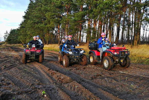 Катание на квадроциклах в Суздале. Сервис Ultra Подарки. Подарочный сертификат на катание на квадроциклах в Суздале. Закажите катание на квадроциклах недорого и наслаждайтесь активным отдыхом с друзьями. Выбирайте живописные маршруты для езды на квадроциклах. Сервис UltraPodarki.ru 8800-505-9530. Катание на квадроциклах, Прокат квадроциклов, езда на квадроцикле, прокат квадроциклов Суздаль, катание на квадроциклах Суздаль, Катание на квадроциклах зимой, Катание на квадроциклах летом, Сертификат на катание на квадроциклах 

