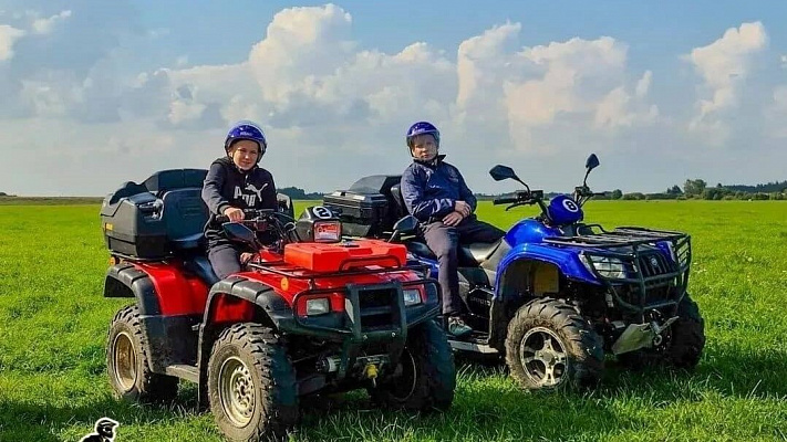 Прокат квадроциклов летом в Суздале. Сервис Ultra Подарки. Подарочный сертификат на прокат квадроциклов летом и зимой в Суздале. Закажите катание на квадроциклах недорого и наслаждайтесь активным отдыхом с друзьями. Выбирайте живописные маршруты для езды на квадроциклах. Сервис UltraPodarki.ru 8800-505-9530. Катание на квадроциклах, Прокат квадроциклов, езда на квадроцикле, прокат квадроциклов Суздаль, катание на квадроциклах Суздаль, Катание на квадроциклах летом, Катание на квадроциклах зимой, Сертификат на катание на квадроциклах 

